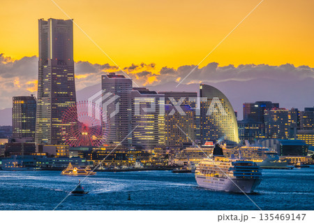 日本の横浜都市景観珍景ⅡⅢ…日本の豪華客船2隻・飛鳥Ⅱと飛鳥Ⅲがアベック出港。日本の豪華客船新時代へ 日本の横浜都市景観珍景ⅡⅢ…日本の豪華客船2隻・飛鳥Ⅱと飛鳥Ⅲがアベック出港。日本の豪華客船新時代へ 135469147