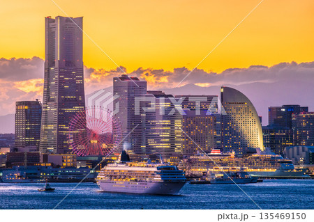 日本の横浜都市景観ⅡⅢ珍景…日本の豪華客船2隻・飛鳥Ⅱと飛鳥Ⅲがアベック出港。豪華客船時代の幕開け 135469150