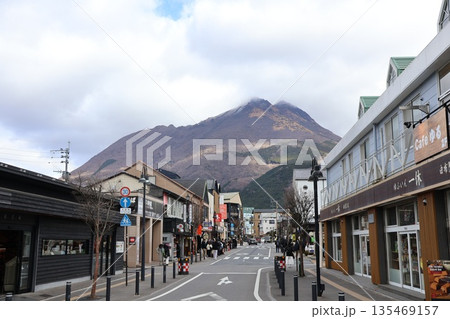 JR由布院駅前から望む由布見通りと由布岳 JR由布院駅前から望む由布見通りと由布岳 135469157