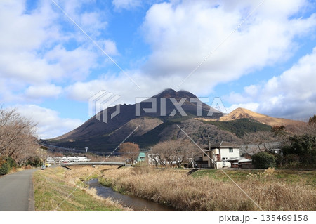 由布岳と大分川(大分県由布市) 由布岳と大分川(大分県由布市) 135469158