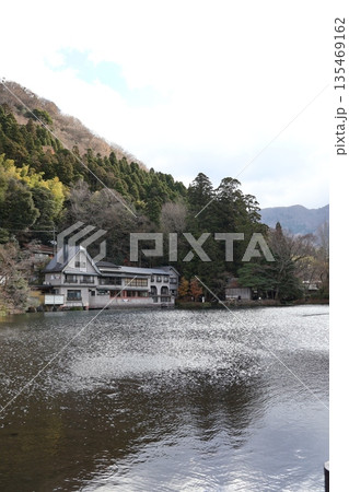 由布院の人気観光スポット・金鱗湖 由布院の人気観光スポット・金鱗湖 135469162