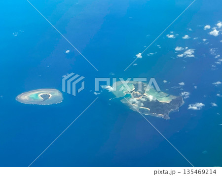 台北から東京への機内より眺める渡名喜島と入砂島 台北から東京への機内より眺める渡名喜島と入砂島 135469214