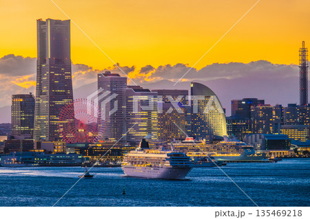 日本の横浜都市景観珍景ⅡⅢ…日本の豪華客船2隻・飛鳥Ⅱと飛鳥Ⅲがアベック出港。日本の豪華客船時代へ 135469218