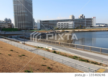 東京　有明親水海浜公園に新たに建設中の砂浜 135469246