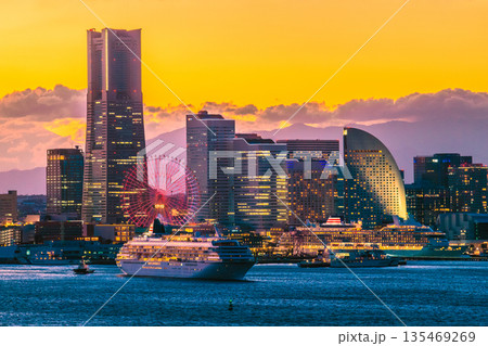 日本の横浜都市景観ⅡⅢ珍景…日本の豪華客船2隻・飛鳥Ⅱと飛鳥Ⅲがアベック出港。日本の豪華客船時代へ 135469269