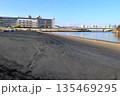 東京　有明親水海浜公園に新たに建設中の砂浜 135469295