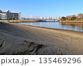 東京　有明親水海浜公園に新たに建設中の砂浜 135469296