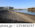 東京　有明親水海浜公園に新たに建設中の砂浜 135469297