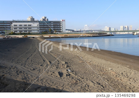 東京　有明親水海浜公園に新たに建設中の砂浜 135469298