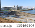東京　有明親水海浜公園に新たに建設中の砂浜 135469306