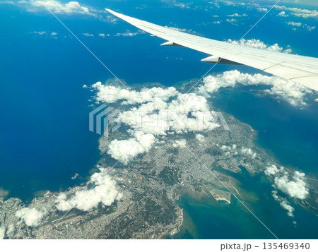 台北から東京への機内より眺める沖縄・嘉手納周辺 135469340