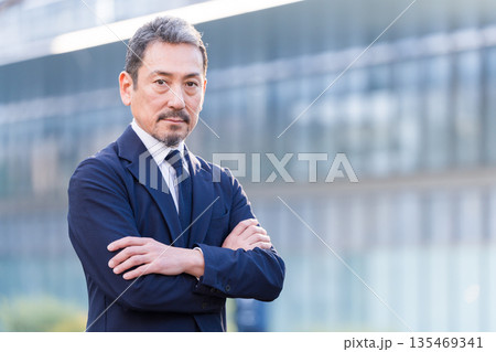 ビジネスマン男性のカメラ目線 135469341