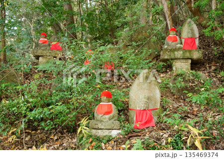 山中にあるお地蔵様 犬山寂光院 山中にあるお地蔵様 犬山寂光院 135469374