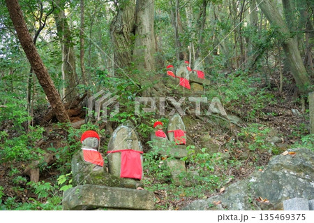犬山寂光院 山中にあるお地蔵様 犬山寂光院 山中にあるお地蔵様 135469375