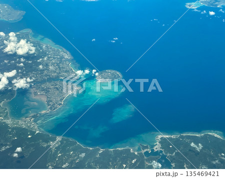 台北から東京への機内より眺める古宇利島と屋我地島 135469421