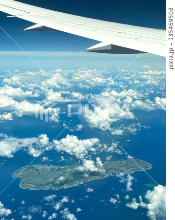 台北から東京への機内より眺める喜界島 135469508