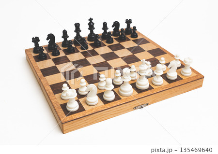 チェス盤とチェスの駒 135469640