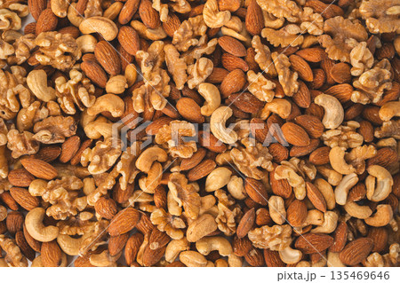ミックスナッツの背景素材 135469646