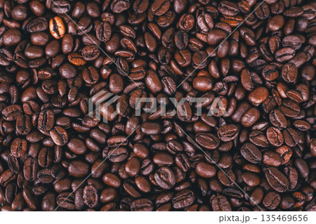 焙煎したコーヒー豆の背景素材 焙煎したコーヒー豆の背景素材 135469656