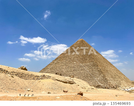 エジプト・ギザ 三大ピラミッド・クフ王のピラミッド エジプト・ギザ 三大ピラミッド・クフ王のピラミッド 135469693