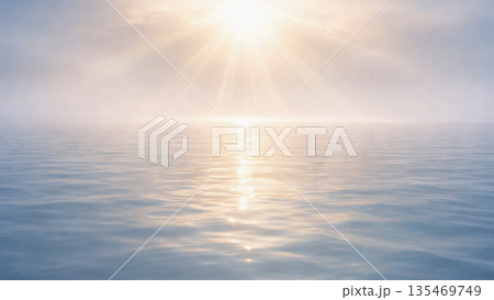 朝日の光が差し込む静かな海の風景 135469749