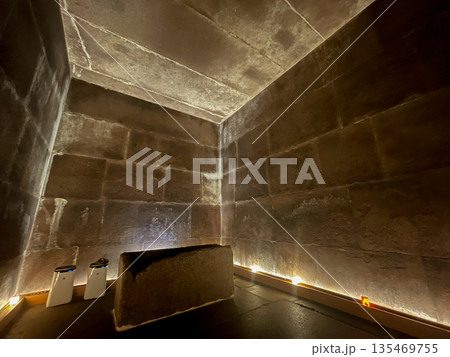 エジプト・ギザ　三大ピラミッド・クフ王のピラミッド内部 135469755
