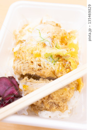 美味しいカツ丼弁当 美味しいカツ丼弁当 135469829