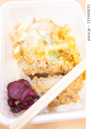 美味しいカツ丼弁当 135469831