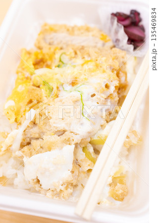 美味しいカツ丼弁当 美味しいカツ丼弁当 135469834