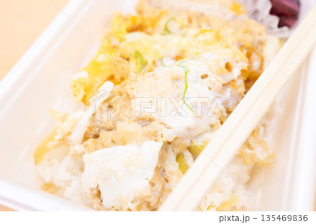 美味しいカツ丼弁当 135469836