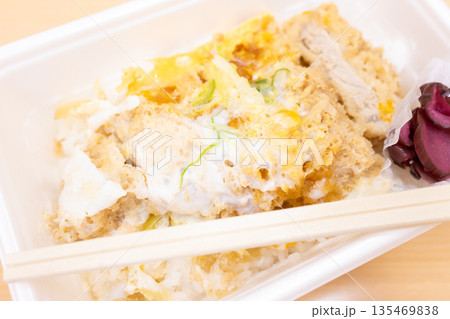 美味しいカツ丼弁当 美味しいカツ丼弁当 135469838