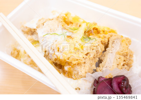 美味しいカツ丼弁当 135469841