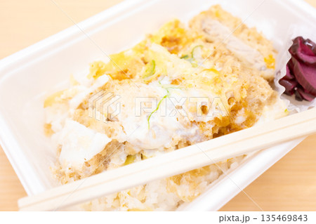 美味しいカツ丼弁当 135469843