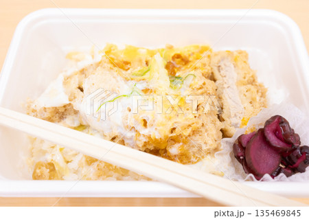 美味しいカツ丼弁当 美味しいカツ丼弁当 135469845