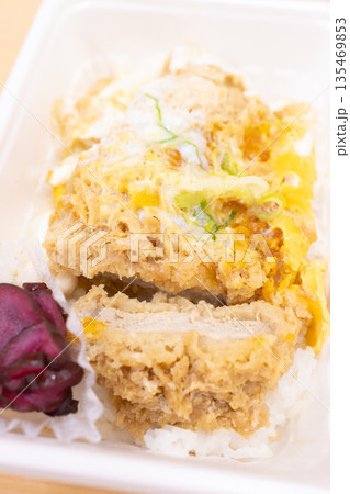 美味しいかつ丼弁当 135469853