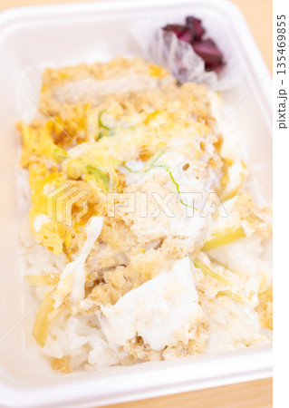 美味しいカツ丼弁当 135469855
