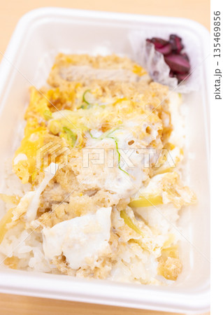 美味しいカツ丼弁当 135469856