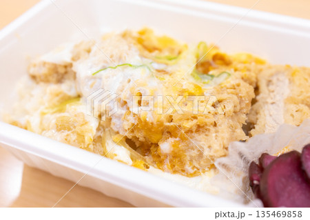 美味しいかつ丼弁当 135469858