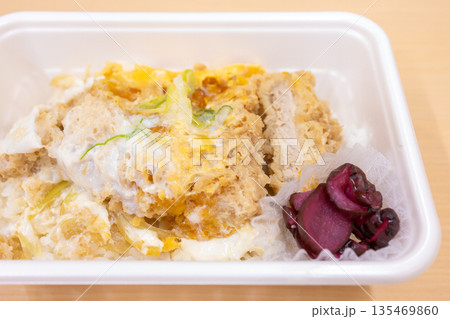 美味しいカツ丼弁当 美味しいカツ丼弁当 135469860