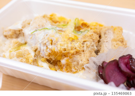 美味しいカツ丼弁当 135469863
