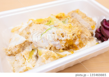 美味しいカツ丼弁当 135469865