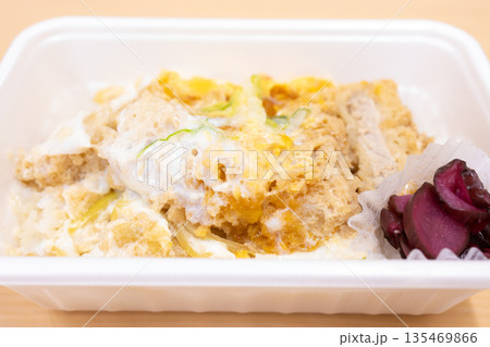 美味しいかつ丼弁当 135469866
