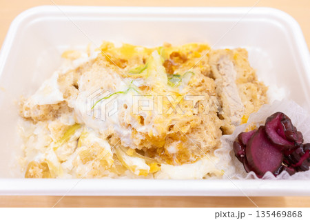 美味しいカツ丼弁当 美味しいカツ丼弁当 135469868