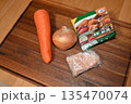 カレー作りの材料：人参、玉ねぎ、お肉とカレールウ 135470074