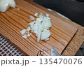 まな板の上の刻み玉ねぎ 135470076