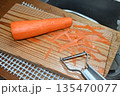 ピーラーでにんじんの皮むき 135470077