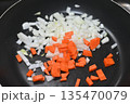 フライパンの中の刻み玉ねぎと人参 135470079
