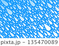 明るい青白グラデーション色のしずくがシャワーのように降る青色背景テクスチャー 135470089