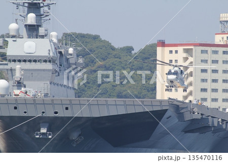 護衛艦かがに着艦するMCH-101ヘリコプター 135470116
