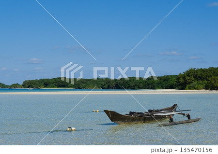 サバニ船と川平湾 135470156